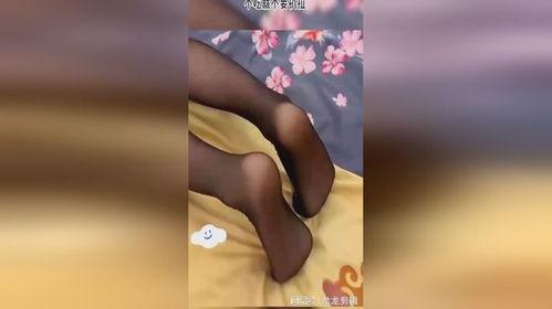 美女挠脚心的全部视频,美女表情包横空出世！