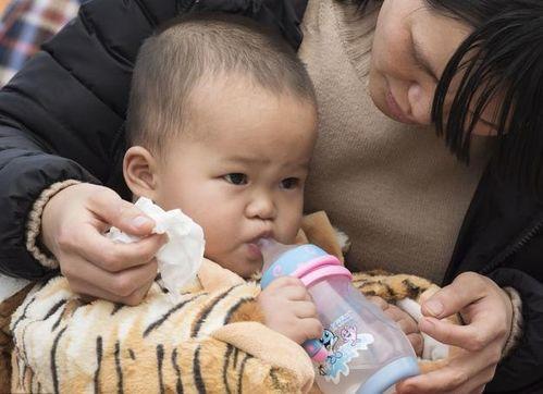 晚上碰母乳的视频,夜间母乳喂养温馨瞬间
